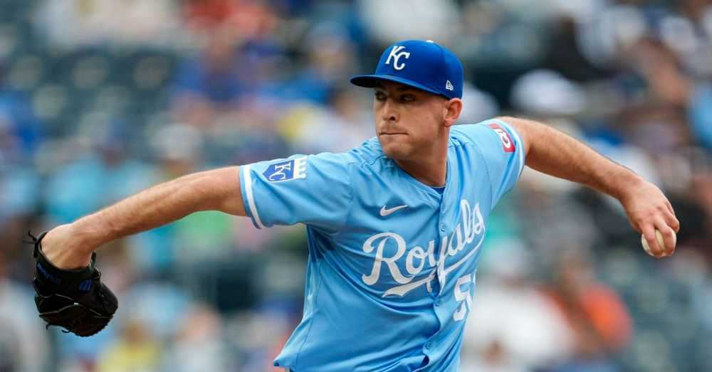 Royals beat Atlanta in season finale 4-2, sneak back into second Wild Card