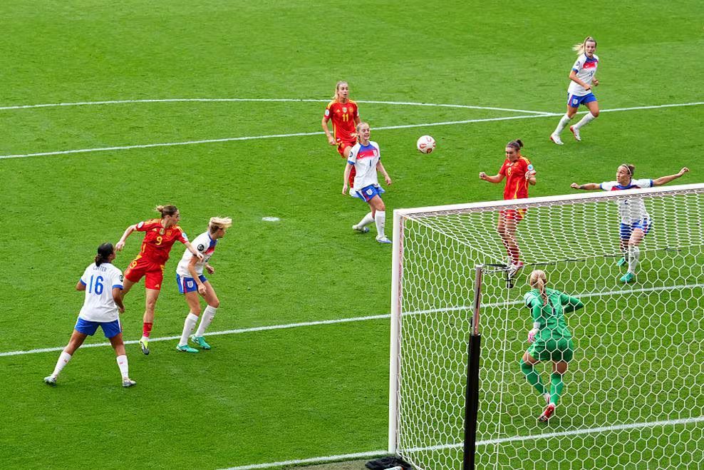 Beautiful cross from Ona Batlle, Mariona Caldentey great header and Spain takes 0-1 lead (25')