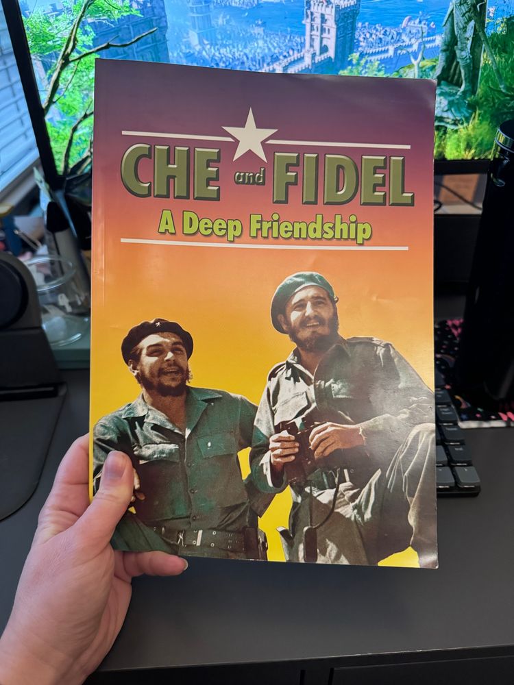 A paperback photography book titled “Che and Fidel: A Deep Friendship” with a picture of the two men on the cover.