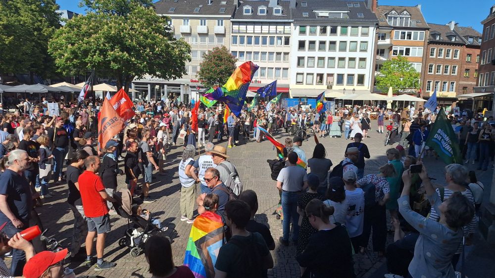 Viele Menschen mit Fahnen auf dem Aachener Markt bei der Kundgebung zum AfD Verbot jetzt!