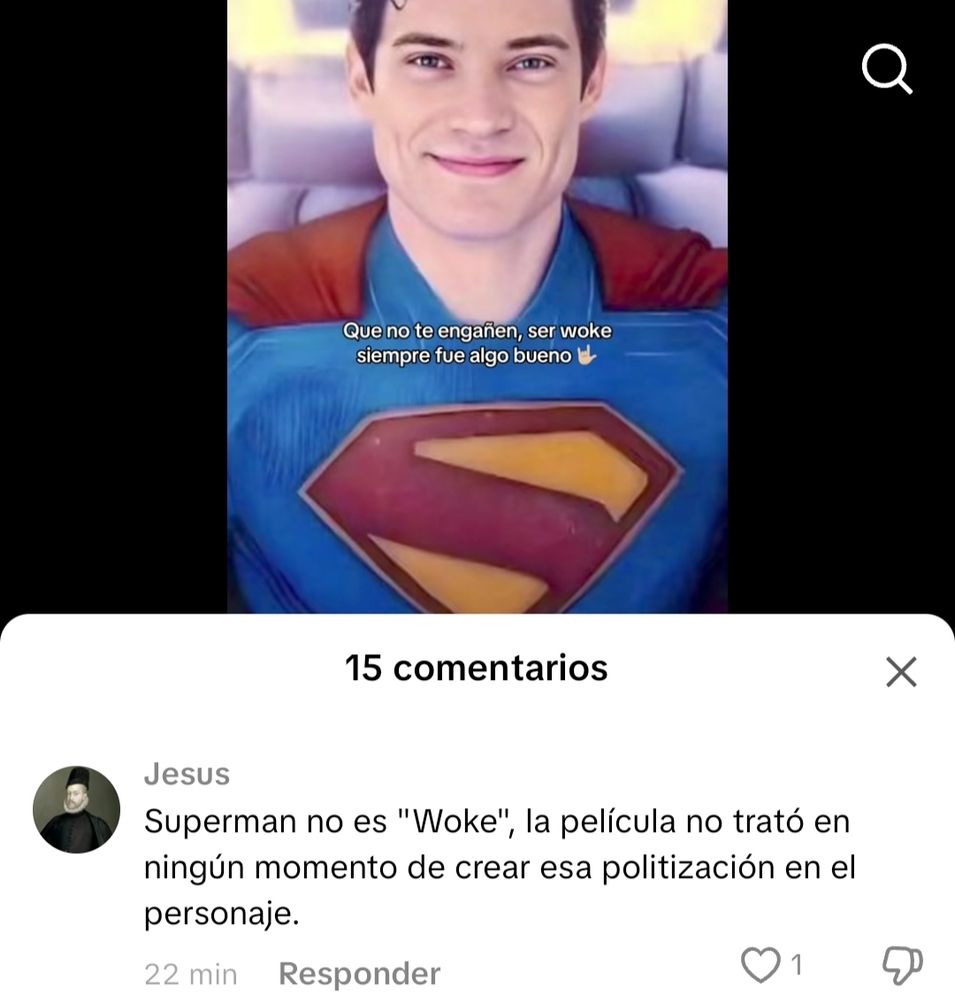 Captura de un post de TikTok. En él aparece David Corenswet caracterizado de la versión de Superman de 2025 mirando y sonriendo directamente a la cámara, acompañado del texto "Que no te engañen, ser woke siempre fue algo bueno". Más abajo, un usuario comenta: "Superman no es "Woke", la película no trato en ningún momento de crear esa politización en el personaje".