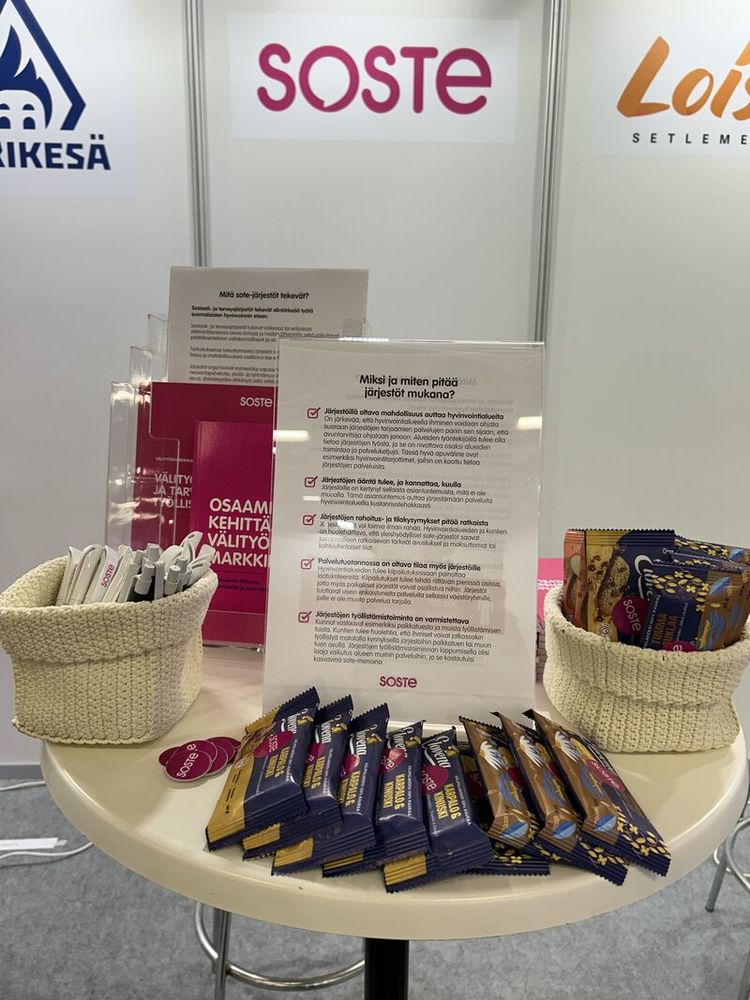 Kyniä, esitteitä ja välipalakeksejä SOSTEn Kuntamarkkinat-pisteellä Kuntatalolla Helsingissä.