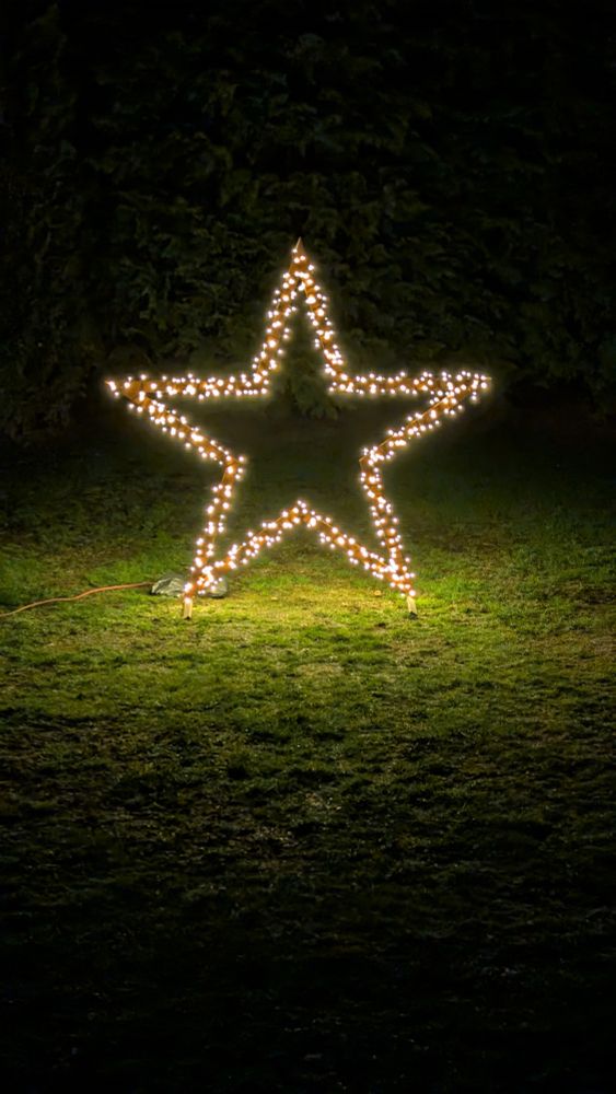 Leuchtender Stern in Dunkelheit 