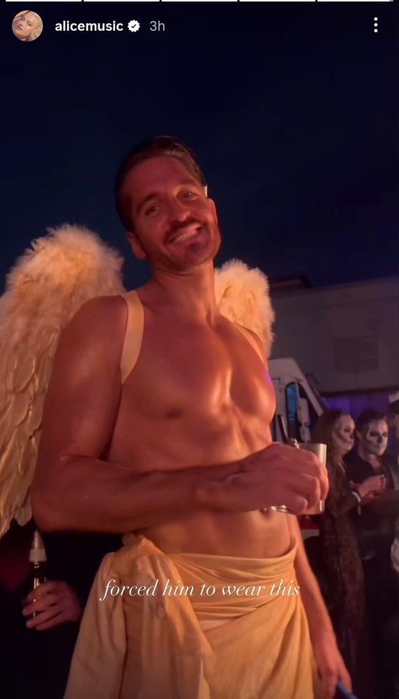 Dhani from A*Teens shirtless dressed as an angel while smiling and it is a bit on the nose that it might be the death of me because it's so hot.