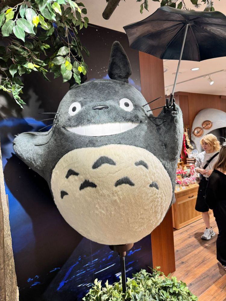 Big totoro statue 