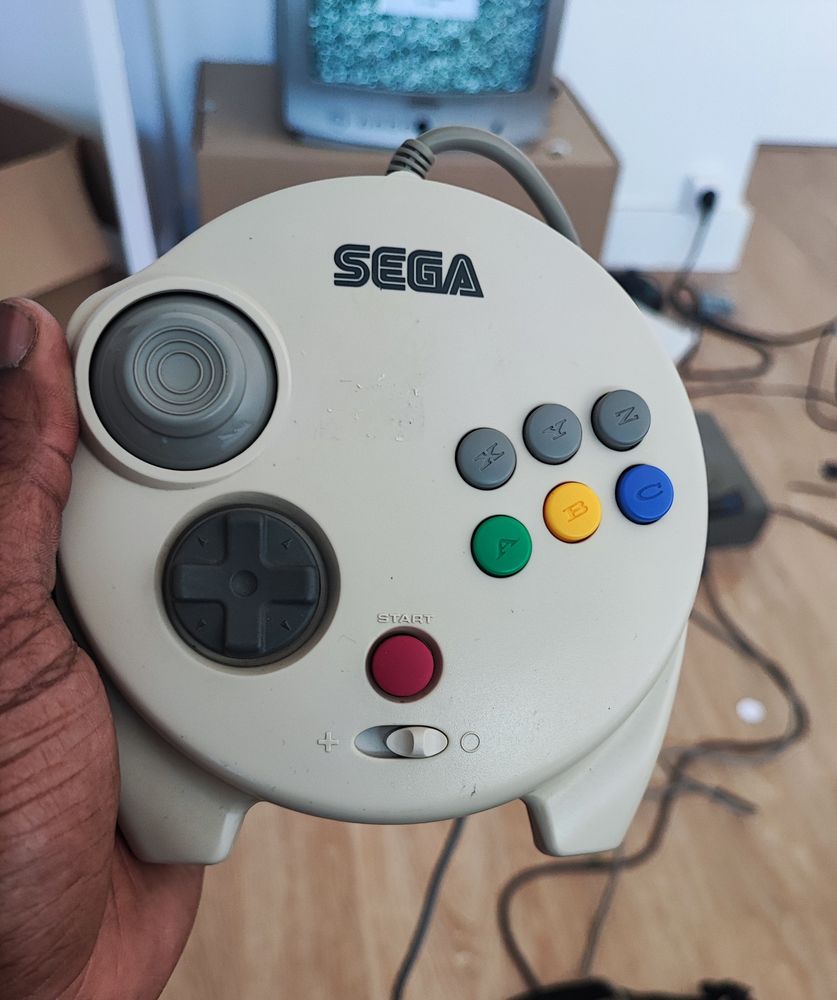 Manette 3D blanche de la Saturn.

Les boutons ABC sont colorés en vert jaune et bleu et les boutons XYZ en gris. Le bouton start est en rouge. Elle est doté d'un stick analogique situé au dessus de la croix.

Un interrupteur +/o permet de passer de la croix au stick.