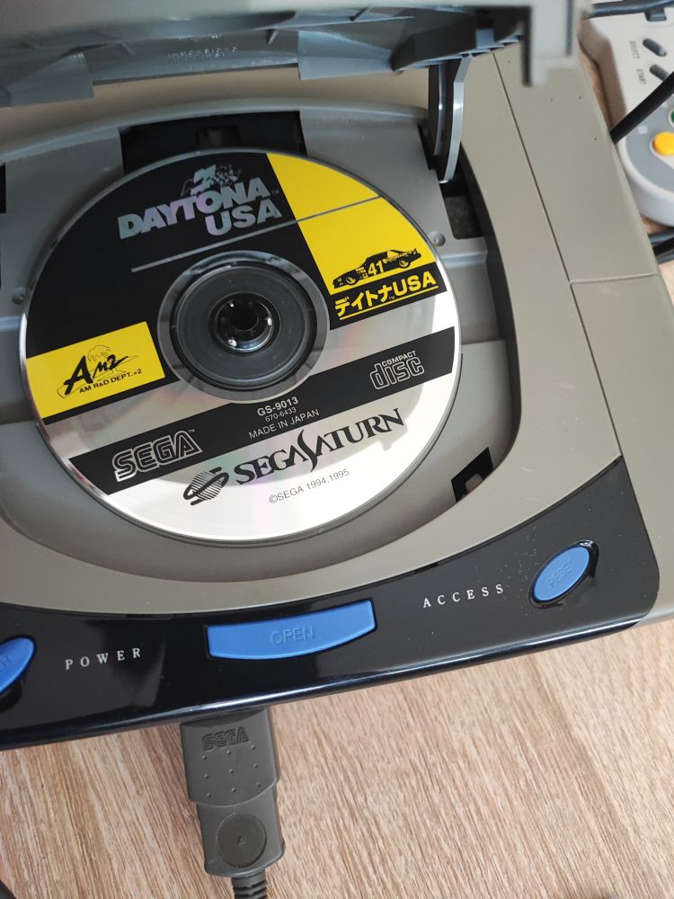 Console ouverte avec une version japonaise de Daytona.