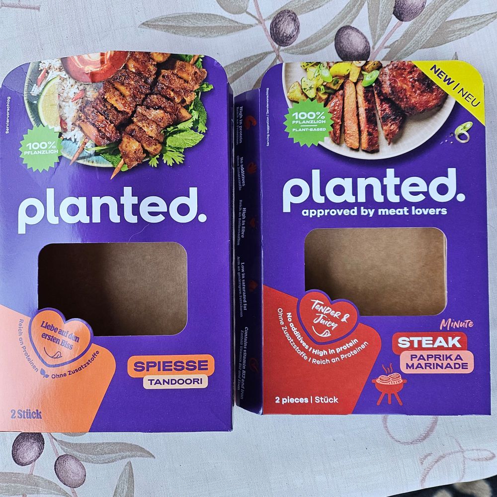 Leere Verpackungen von veganen Fleischersatzprodukten von planted