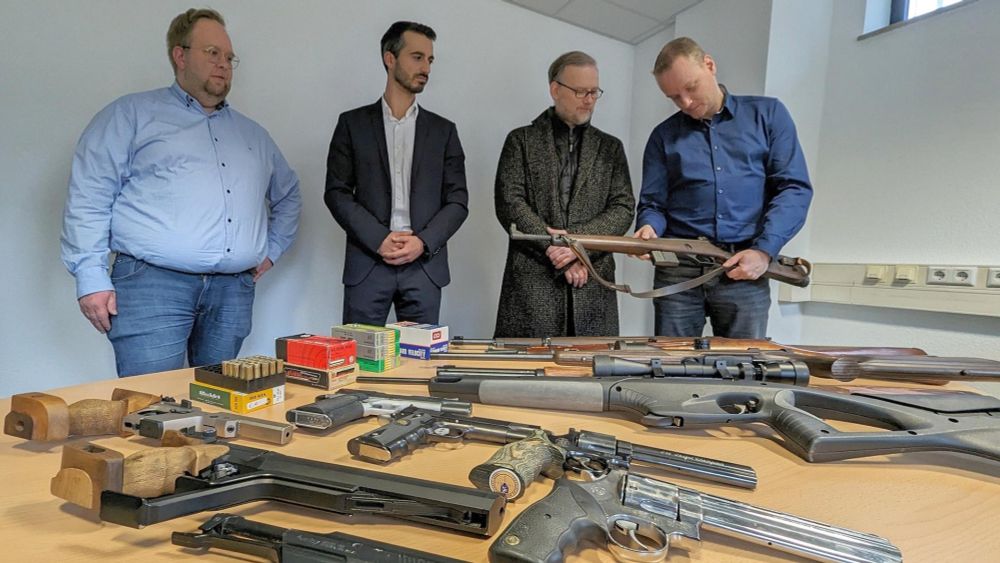 Kreis Marburg-Biedenkopf: Behörden nehmen mutmaßlichem "Reichsbürger" 13 Waffen weg