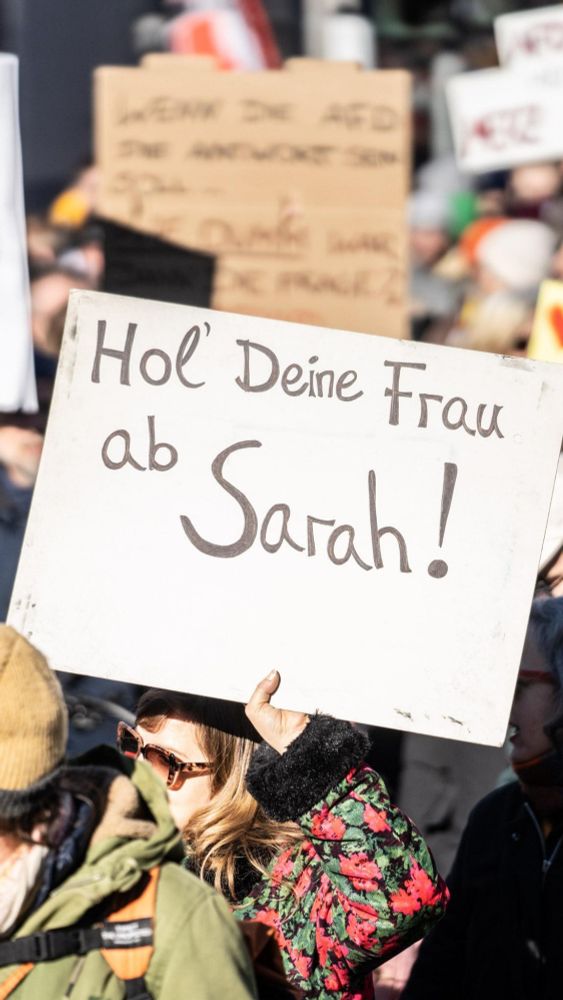 Plakat im Rahmen der Anti -AfD Demo mit der Aufschrift: Hol deine Frau ab, Sarah!