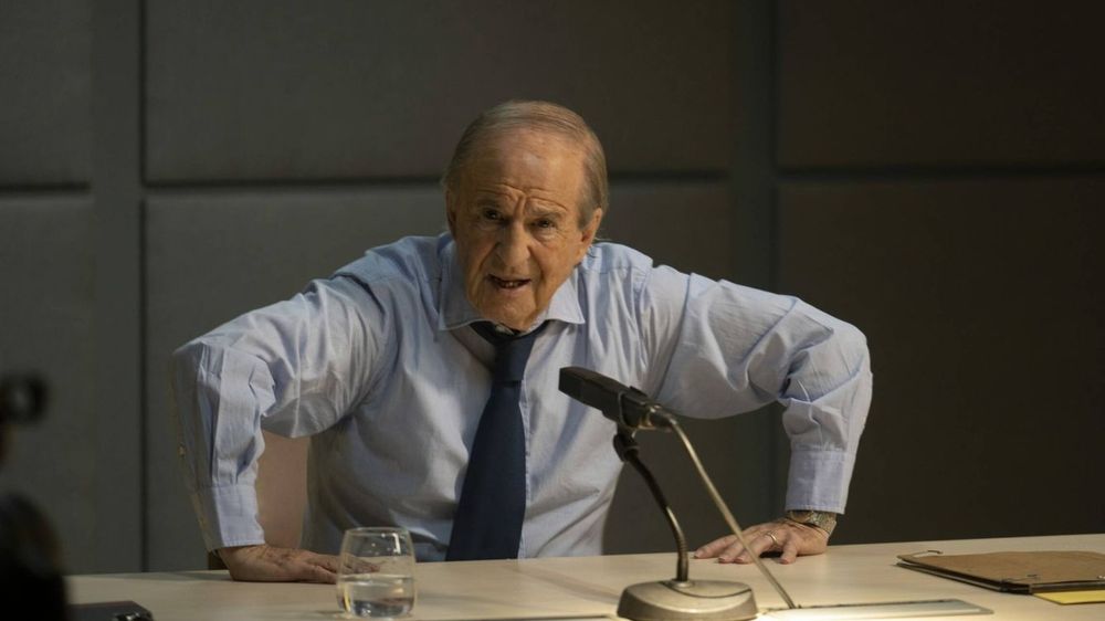 Jose María García delante de un micrófono. 