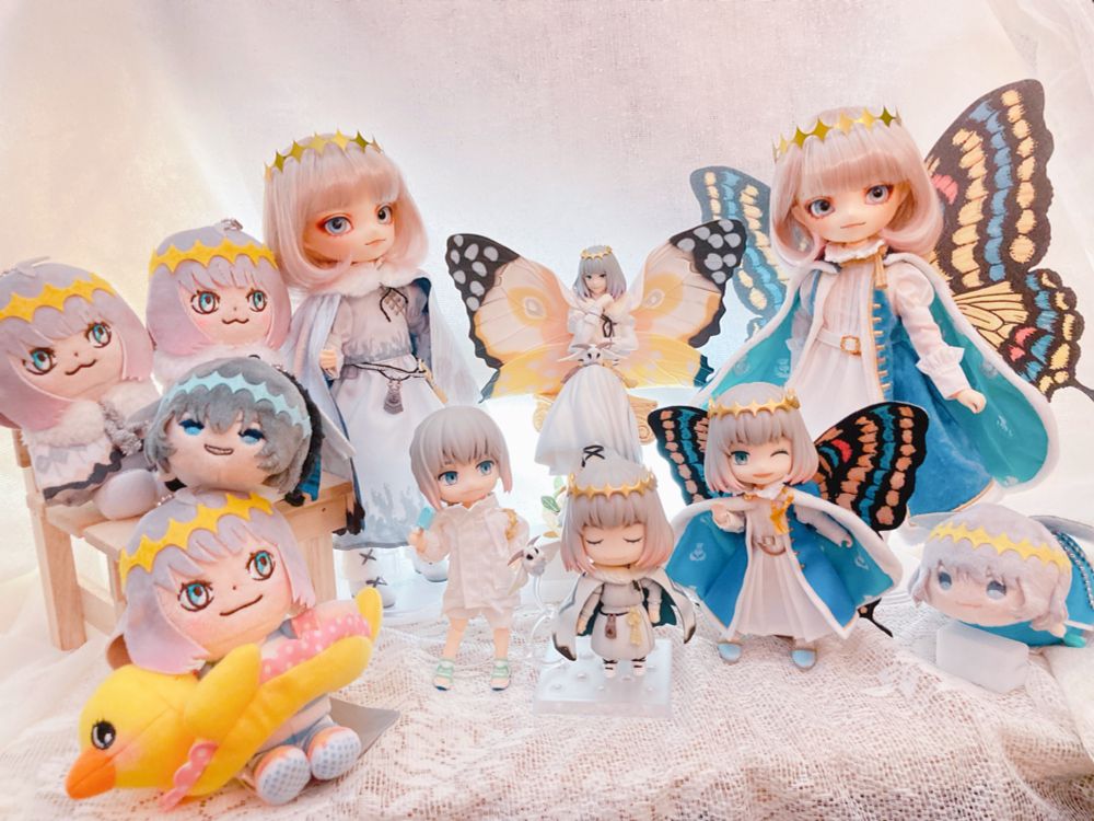 Oberon collection including plushies (fgofes chibi oberon nui x2, chibi oberon nui summer version, and mochimochi mascot obe +obevo), Harmonia Bloom dolls (1st and 2nd ascension), Furyu noodle stopper figure, nendoroid (x2, one is on a piccodo body with a fan-made outfit) and nendoroid doll (refreshing summer prince)