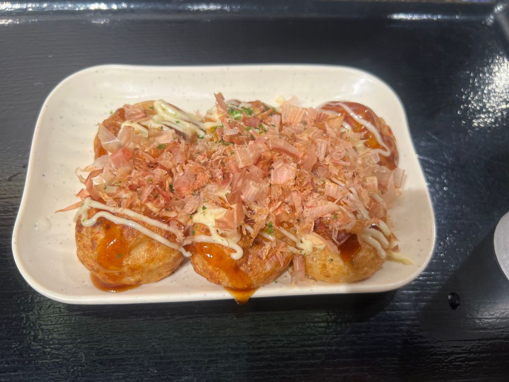 外も中もふわとろ。一緒に売ってた「明石焼き」てやつ食えなかったので次行った時はそっち食べてみよう