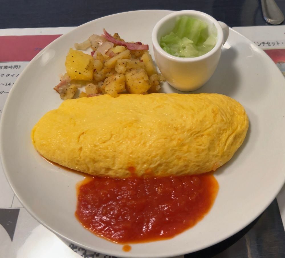 ちょっと高かったけどたまごめっちゃとろっとろでその辺のファミレスじゃ食えないレベルでした。夫婦で営んでる？個人経営店で店内落ち着いててまた来ようと思いました