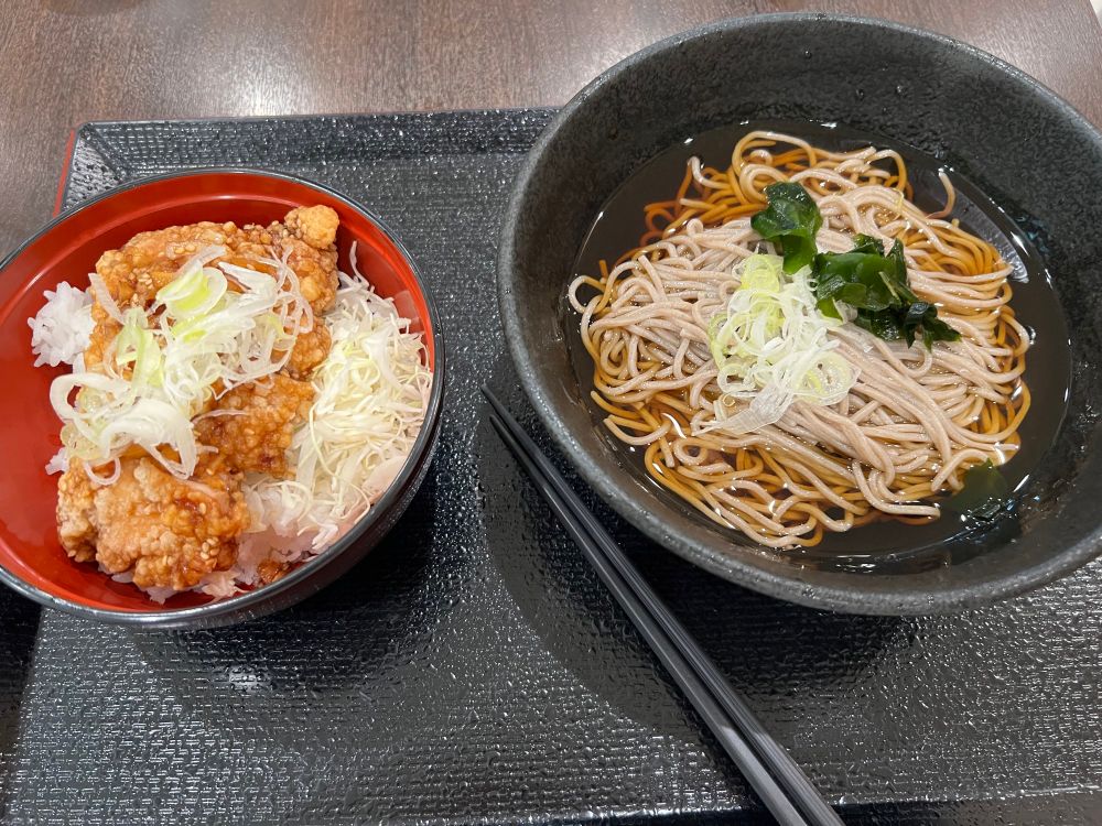そばのつゆ味薄すぎて水に浸かってるのかと思ったレベル…
油淋鶏丼は個人的にはGODtier
