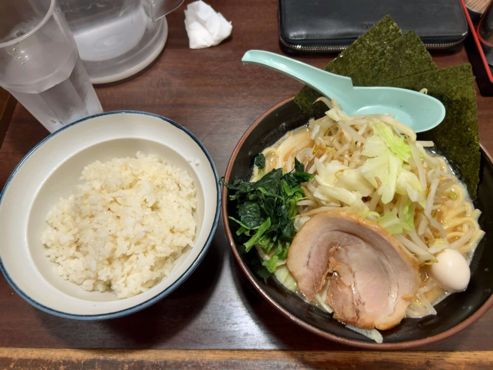 「「麺固め、味濃いめ、脂普通」」+大ライスはいつもの。今日はそこにシャキシャキしたモヤシを食いたい気分だったのでモヤキャベトッピング。味濃いめに設定してもモヤキャベから出てくる水分でそんなしょっぱくなくなりちょうどいい塩梅になるのが良き👌
これにライスおかわりまでしたもんだからマジで腹一杯、かなり満足感ある夕食になりました🥰🥰