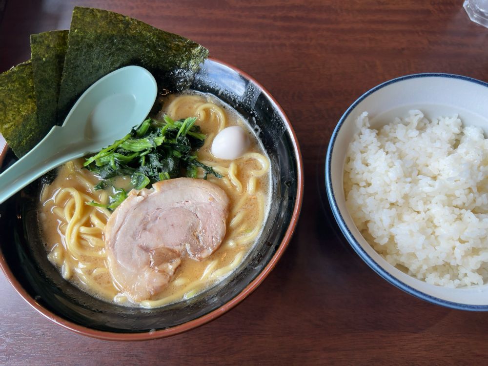 麺も硬くてライスも硬めなもんで大体ここ食いにくると速攻でトイレ駆け込むところまでテンプレ（）しかもあまりよく噛まないもんで消化に悪すぎるし、味も濃いから体にも悪いんだけど、美味しいものは大体体に悪いから多少はね？