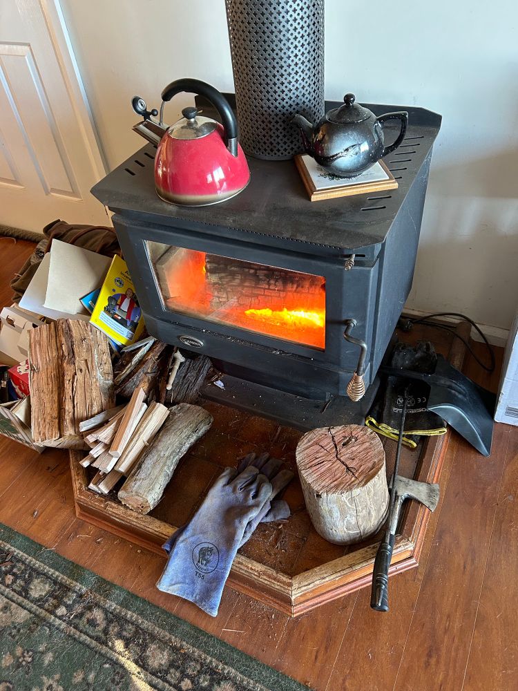 Kettle and teapot on the firebox because it’s Sunday afternoon and time to relax. The kettle is red, the teapot is an artistic masterpiece with the active galaxy CenA  (NGC 5128) painted onto the side - only teapot like it in the world.