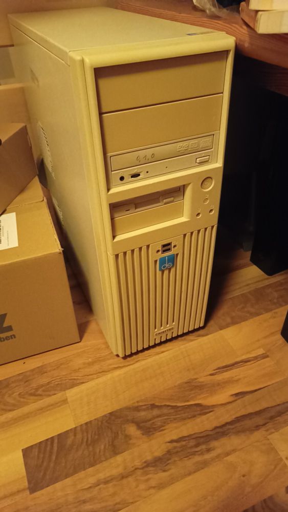 Bild eines alten beigen Computers mit floppy, cd und usb