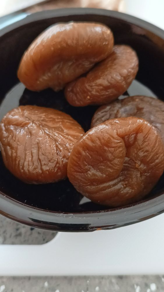Soft semi-dried figs