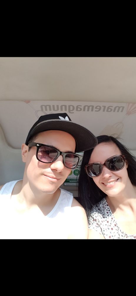 Ein Selfie von Ehemann mit Kappe und Sonnenbrille, daneben ich, Frau, mit Sonnenbrille 