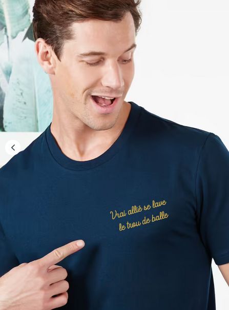 Homme heureux de porter un tshirt bleu écrit "vrai allié se lave le trou de balle"