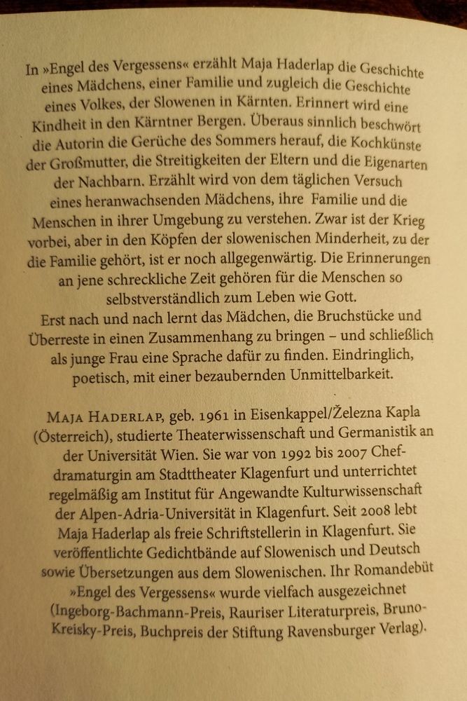In Engel des Vergessens erzählt Maja Haderlap die Geschichte eines Mädchens, einer Familie und zugleich die Geschichte eines Volkes. Erinnert wird eine Kindheit in den Kärntner Bergen. Überaus sinnlich beschwört die Autorin die Gerüche des Sommers herauf, die Kochkünste der Großmutter, die Streitigkeiten der Eltern und die Eigenarten der Nachbarn. Erzählt wird von dem täglichen Versuch eines heranwachsenden Mädchens, ihre Familie und die Menschen in ihrer Umgebung zu verstehen. Zwar ist der Krieg vorbei, aber in den Köpfen der slowenischen Minderheit, zu der die Familie gehört, ist er noch allgegenwärtig. In den Wald zu gehen hieß eben »nicht nur Bäume zu fällen, zu jagen oder Pilze zu sammeln«. Es hieß, sich zu verstecken, zu flüchten, sich den Partisanen anzuschließen und Widerstand zu leisten. Wem die Flucht nicht gelang, dem drohten Verhaftung, Tod, Konzentrationslager. Die Erinnerungen daran gehören für die Menschen so selbstverständlich zum Leben wie Gott. Erst nach und nach lernt das Mädchen, die Bruchstücke und Überreste der Vergangenheit in einen Zusammenhang zu bringen und aus der Selbstverständlichkeit zu reißen - und schließlich als (kritische) junge Frau eine Sprache dafür zu finden. Eindringlich, poetisch, mit einer bezaubernden Unmittelbarkeit.