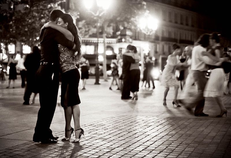 Picture. Tango dancers on the Comédie Française square, Paris.
Minolta X300, Ilford 400, Circa 2010.