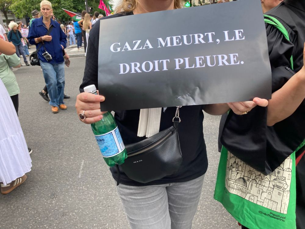 Pancarte : « Gaza meurt, le droit pleure »