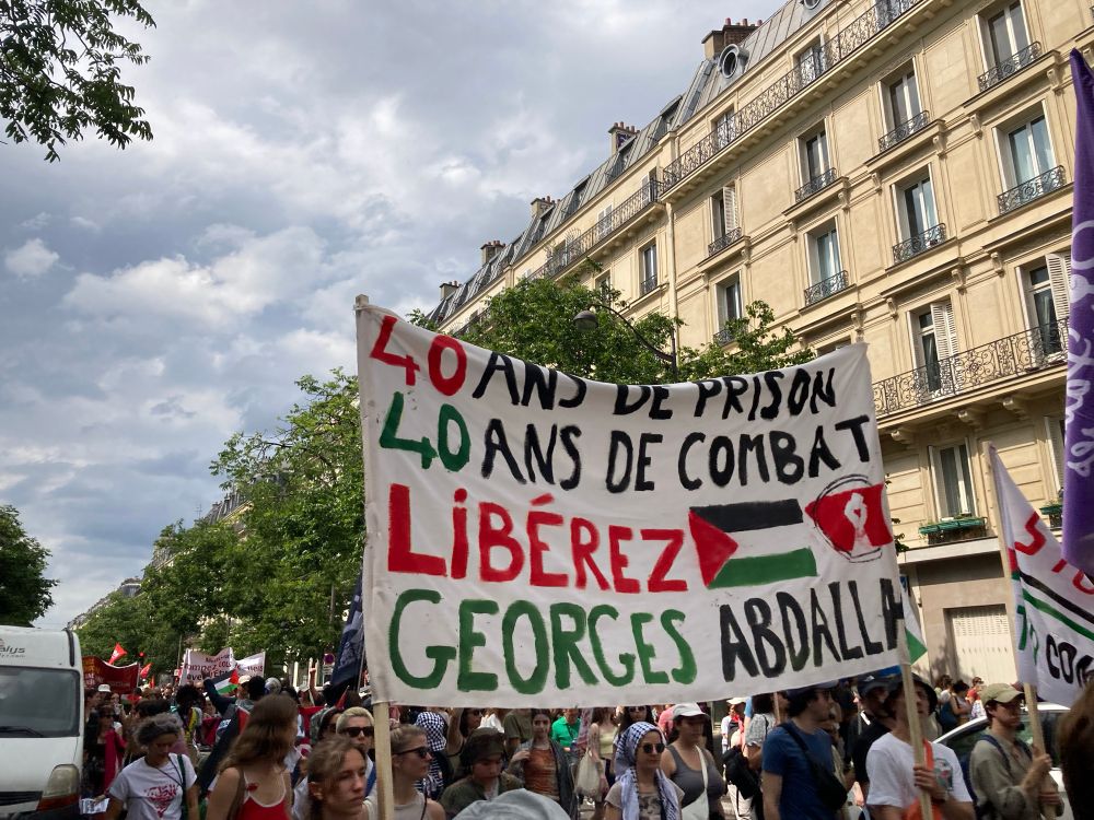 Banderole : « 40 ans de prison, 40 ans de combat
Libérez Georges Abdallah « 