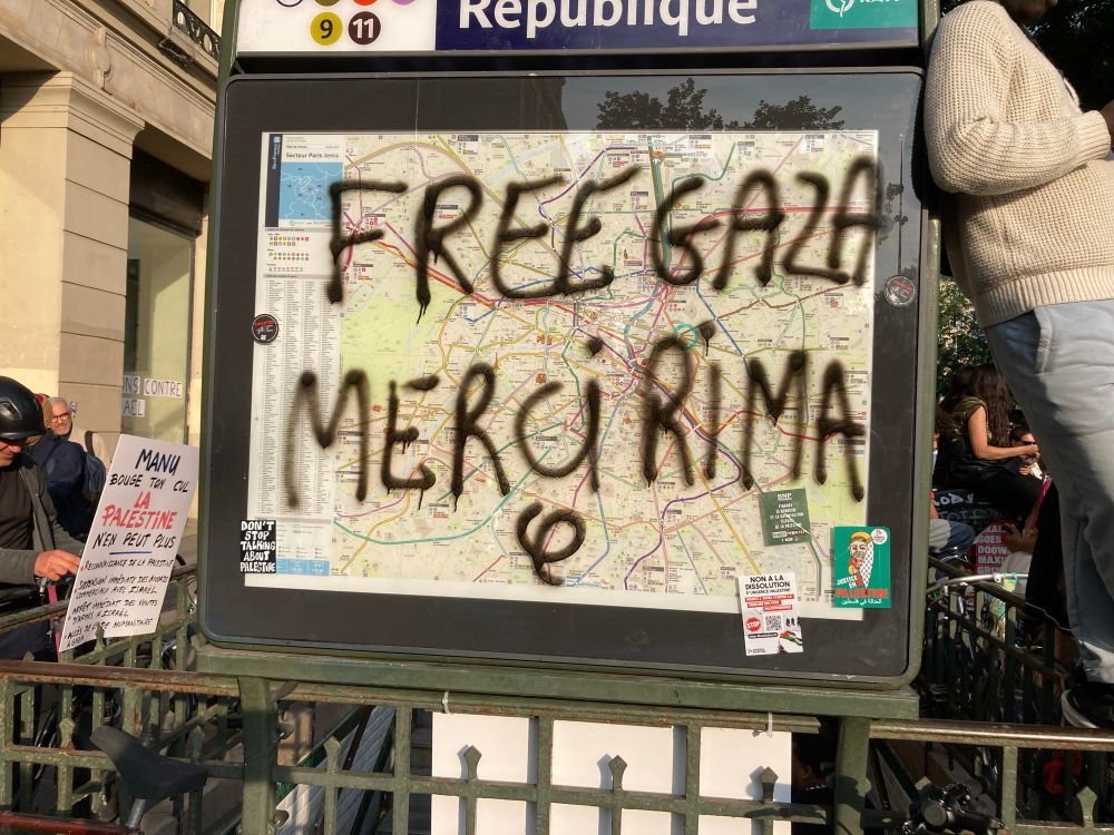 Entrée du métro République, tag : « Free Gaza Merci Rima »