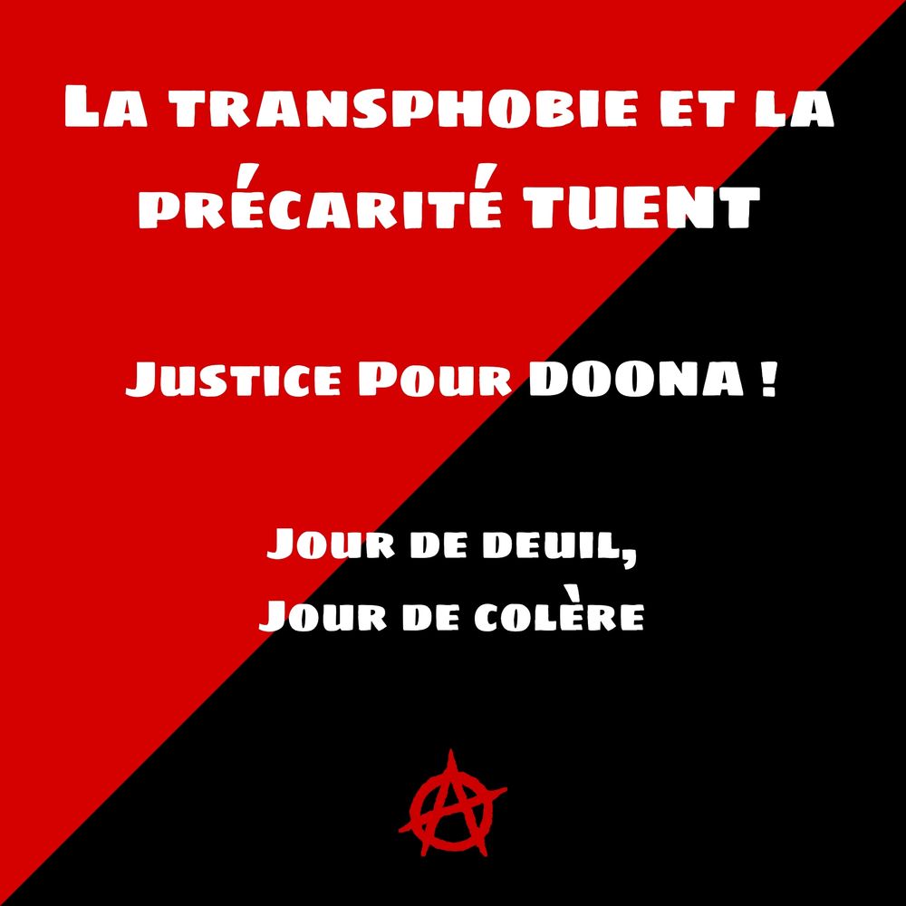 Drapeau anarchiste avec écrit : "La transphobie et la précarité TUENT", "Justice pour DOONA !", "Jour de deuil, jour de colère".