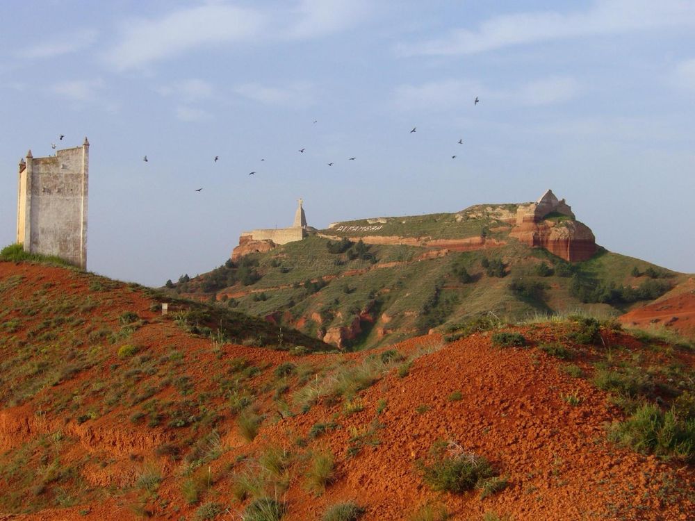 An image of the hills that surround Alfambra from Google.

Credits to the author.