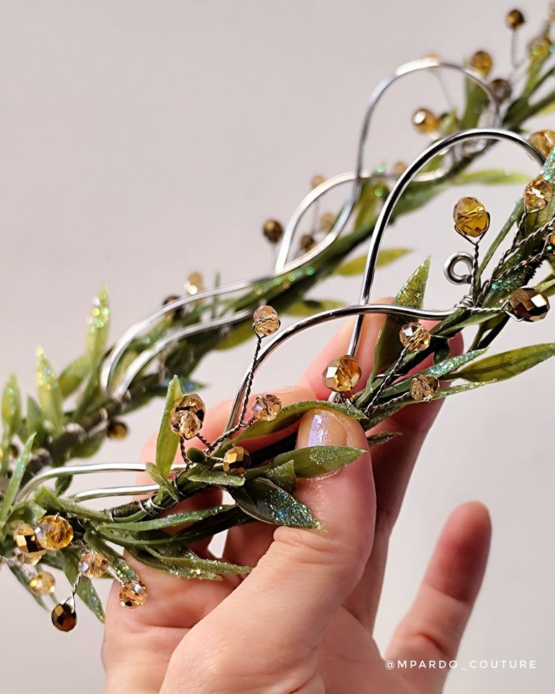 Last unit of this pretty wreath with leaves and golden faceted beads just left to it's new home! Now officially out of stock.