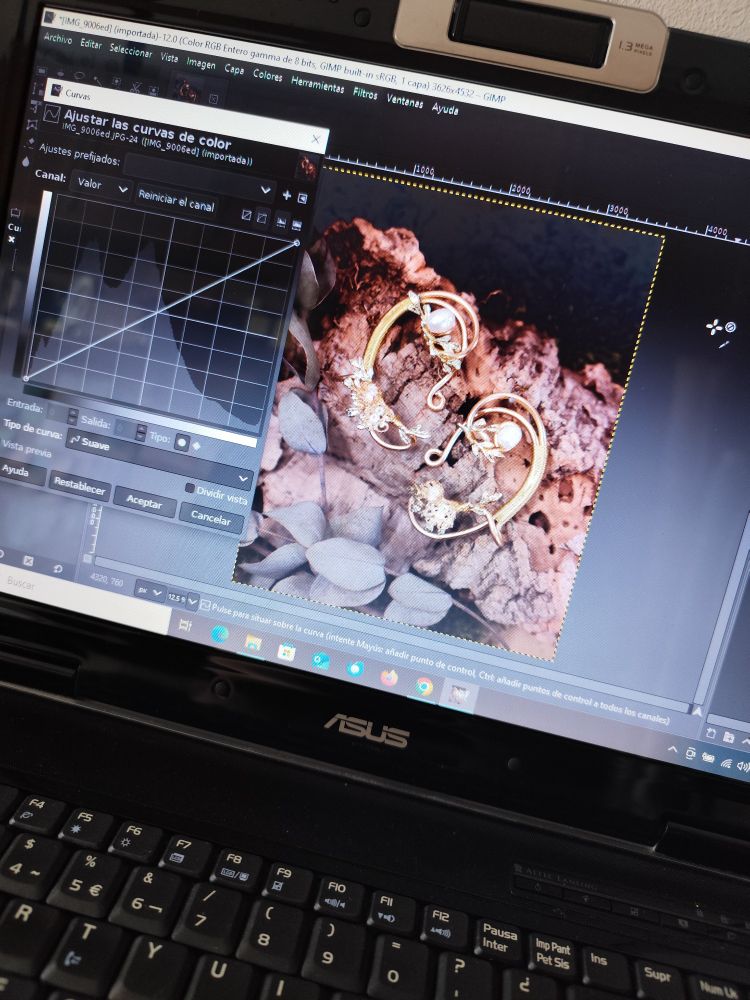 It's a bank holiday today in Spain -and here I am editing pics for the new pieces launching tomorrow.
I'm having a brief moment to rest from this task, move a bit, rest my sight... These tiny breaks sprinkled throughout my day have proven to be fantastic to keep my focus during working hours ❤️