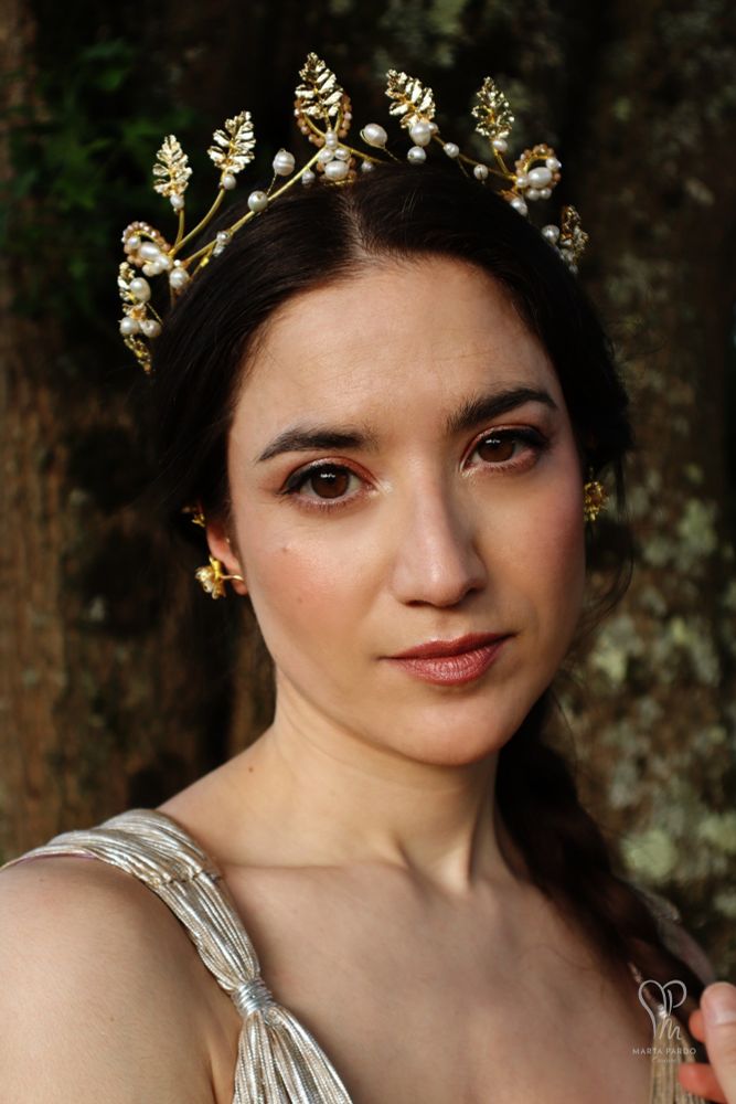 Presenting you the Valeria tiara, from the recently launched Artemis capsule collection.
A small lot of handmade, very limited edition headpieces and accessories inspired by Ancient Greece.
This one is my personal favourite design, it looks very elegant, I do believe it would suit everyone who'd wear it.