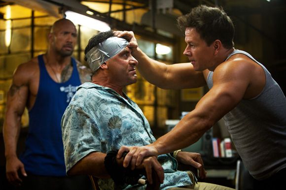 Daniel Lugo (joué par Mark Wahlberg) séquestre sa victime Victor Kershaw (joué par Tony Shalhoub), recouverte de scotch de chantier, sous le regard médusé de son complice Paul Doyle (joué par Dwayne Johnson).