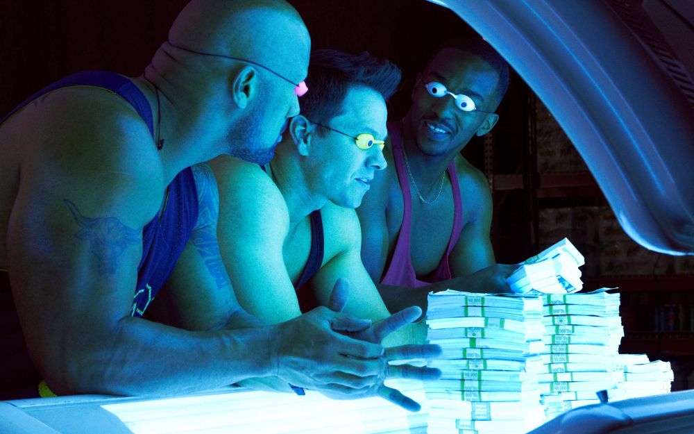 Les trois bodybuilders contemplent leur magot en faisant des UV.