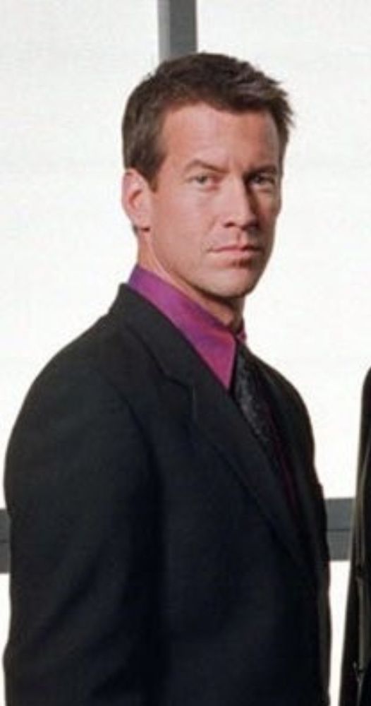 James Denton på en The Pretenders 'plakat' som også var med i serien Frustrerte Fruer