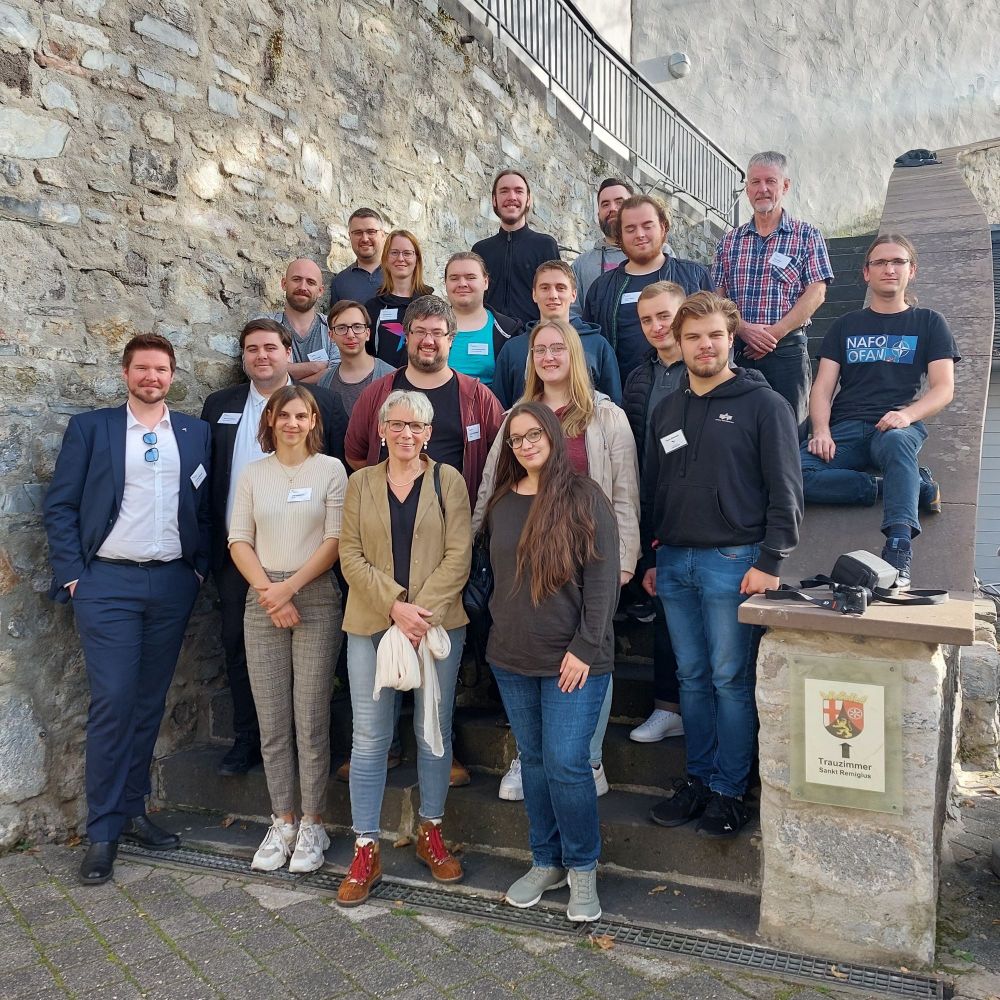 Gruppenbild der Teilnehmer der Klausurtagung der Humanisten in Diez an der Lahn und der Stadtbürgermeisterin Annette Wick.
