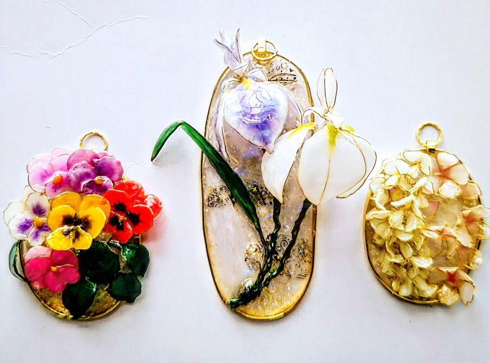 レジンアクセサリー 向かって左・パンジー 真ん中・花菖蒲 向かって右・白藤＆桜 壁掛け