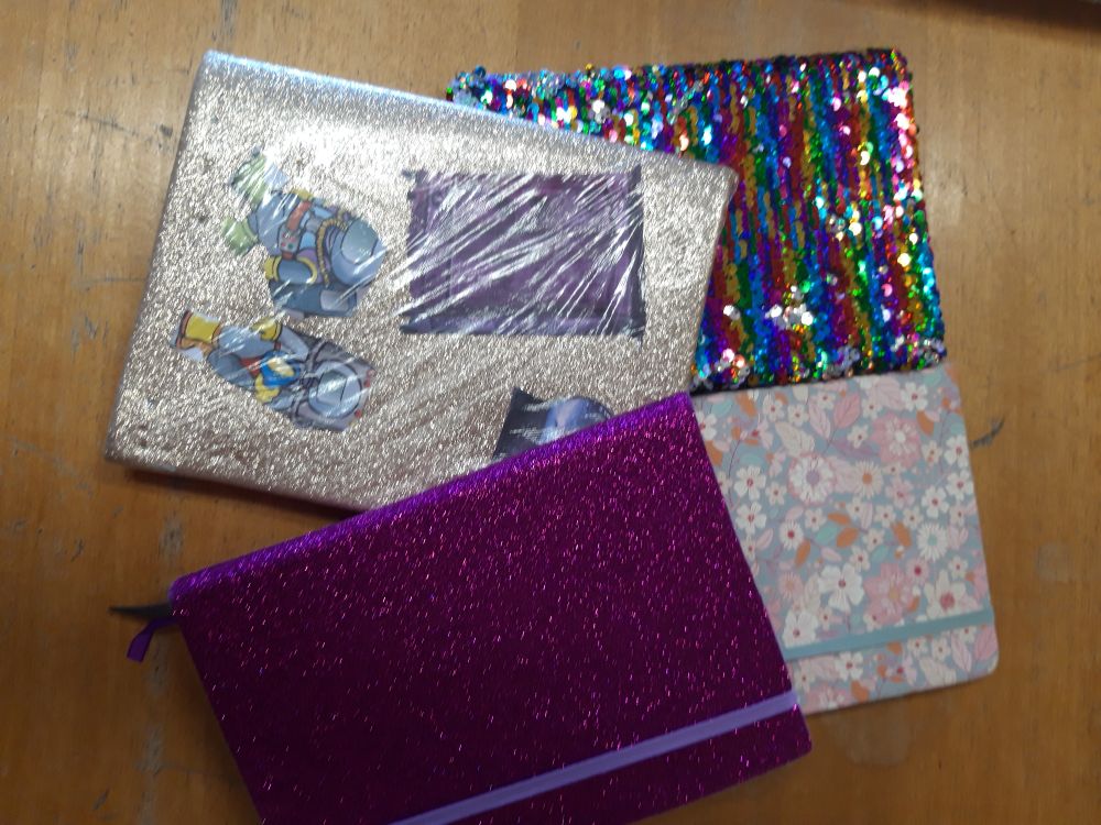 En la imagen cuatro bitácoras cerradas