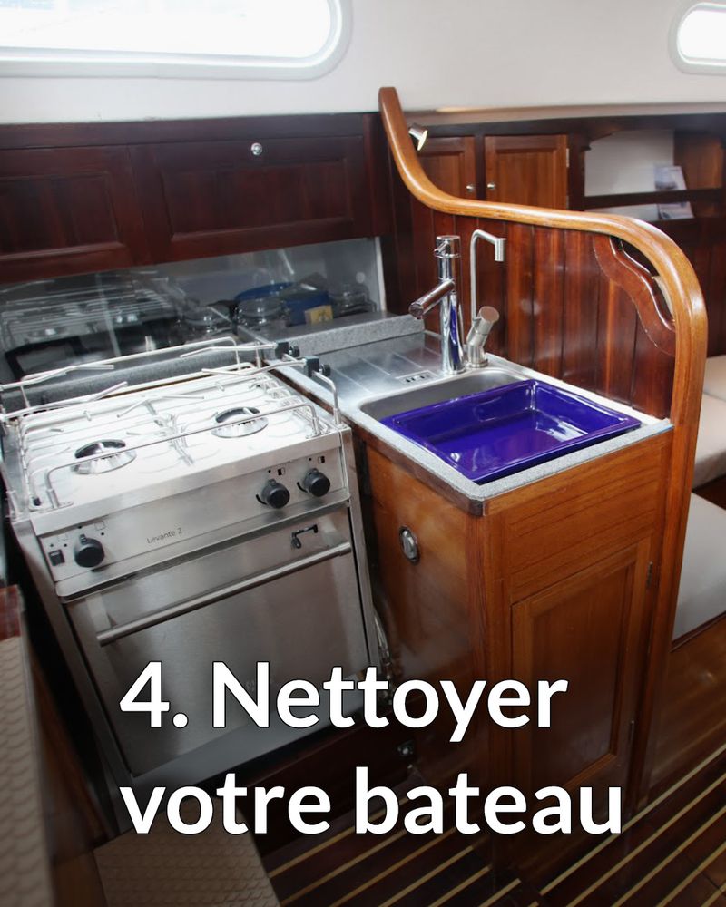 Nettoyer votre bateau, écrit sur une photo qui représente, en arrière-plan, la cambuse d'un voilier.