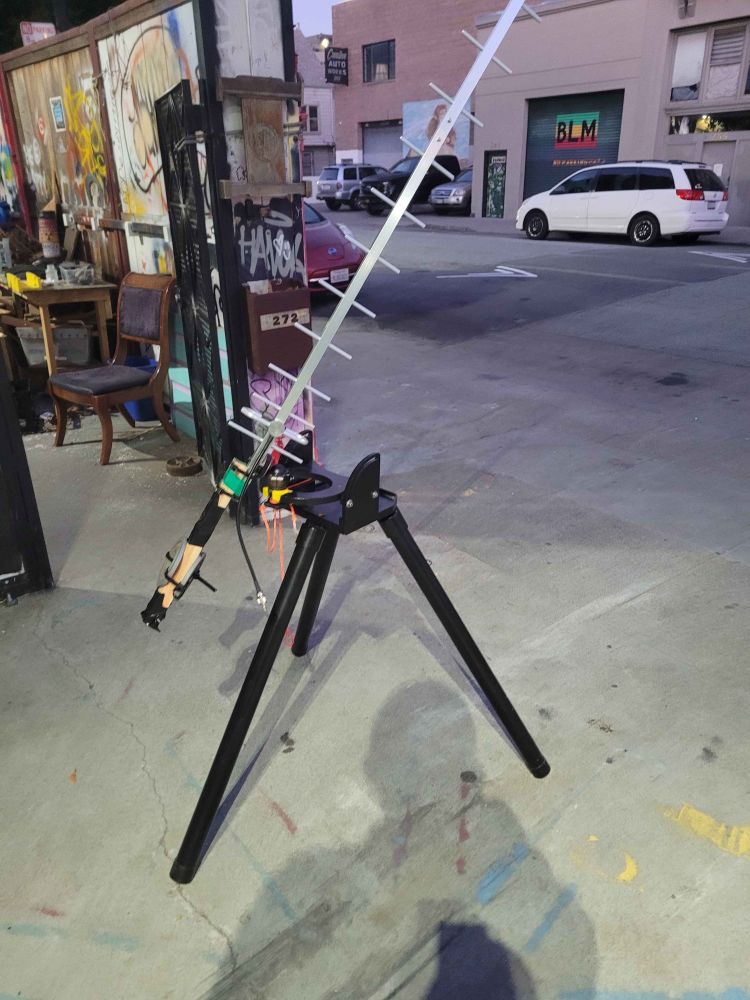 ~17 dB Yagi-Uda (aka highly directional) antenna tuned for ~900Mhz
