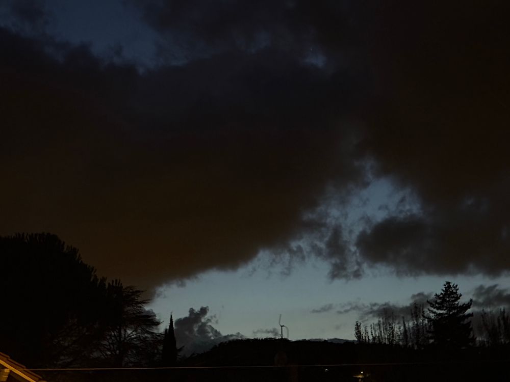 Le crépuscule
Une troué dans le ciel très nuageux. 