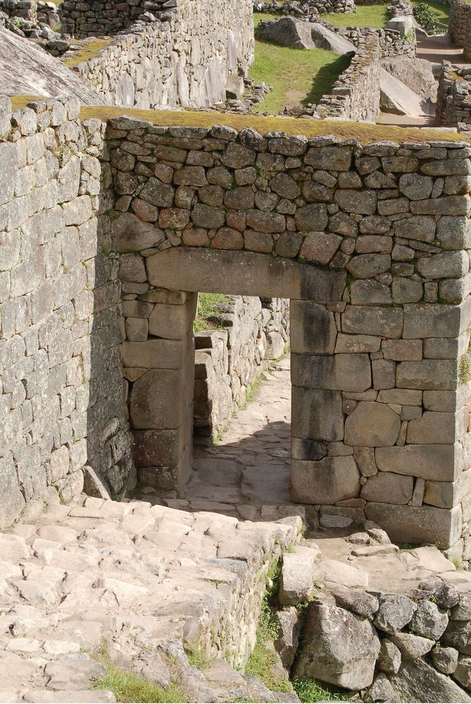 Peru
Machu Picchu 
—-
Admirer la façon dont les pierres sont assemblées, s’imbriquant sans le moindre mortier. 