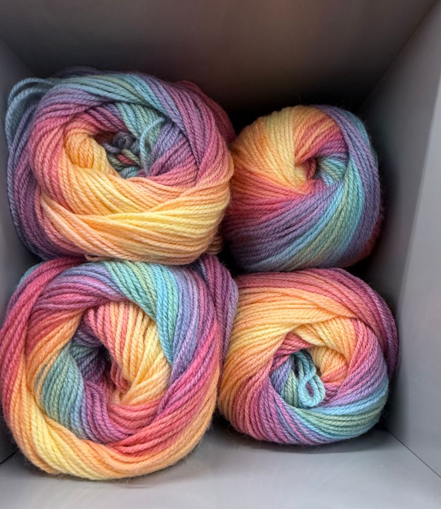 Multicolore est ce fil.
Une niche de laine. 