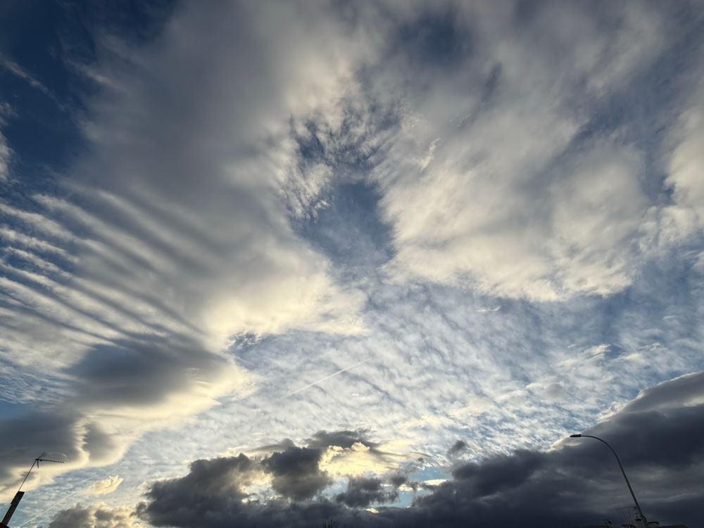 Notre ciel du jour vers 16:07
Une belle collection de divers nuages.