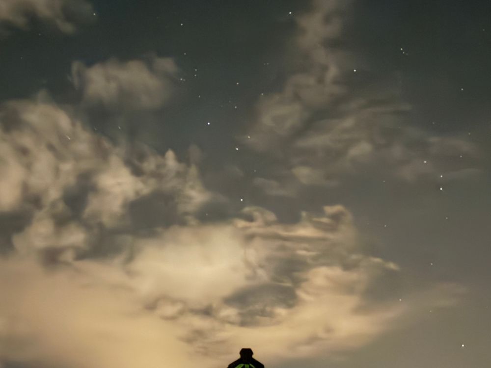 Ciel très nuageux, pour ne pas dire couvert, laissant voir quelques étoiles.