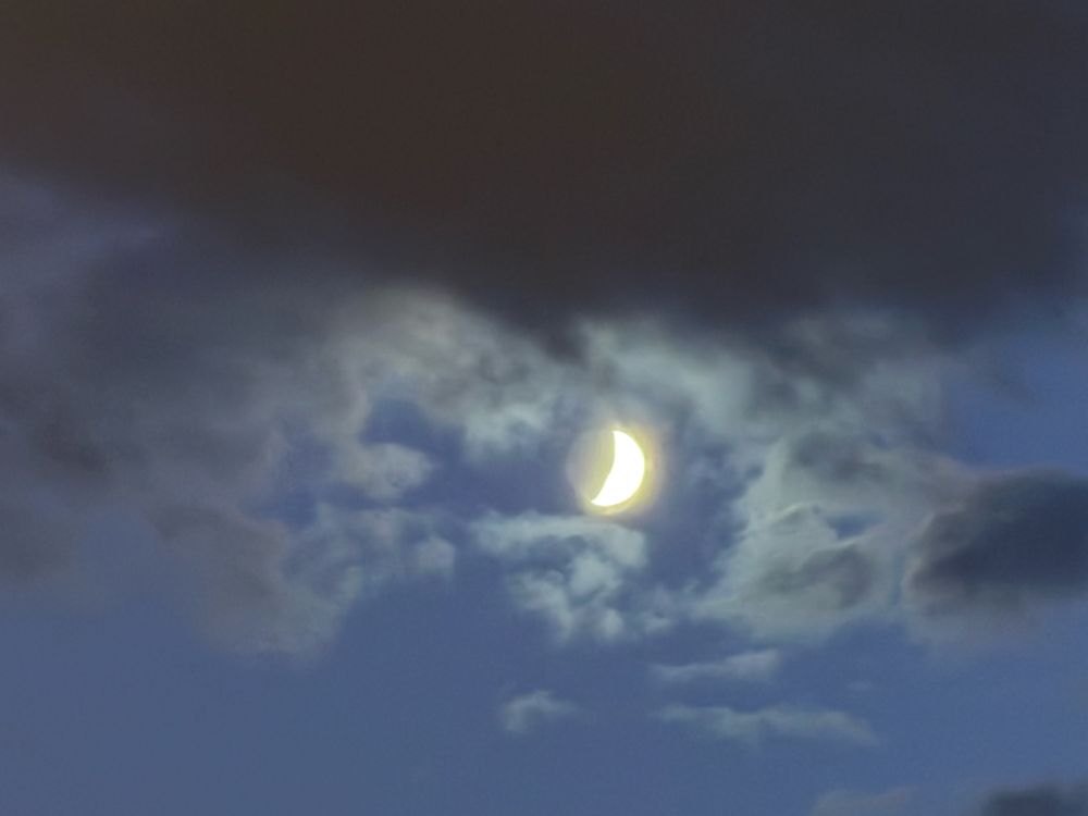 La lune ce soir en son premier quartier apparaît entre des nuages
